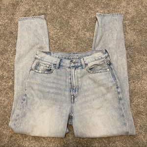 Light wash mom jeans